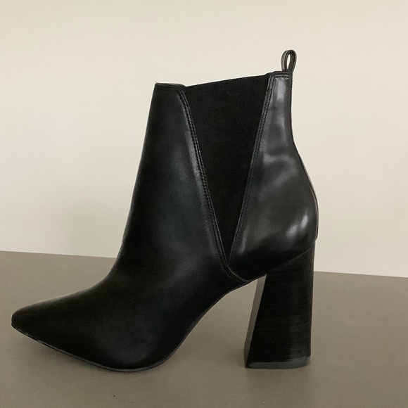 Steve Madden Black Leather High Heeled Bootie Size 9.5M - Picture 1 of 7